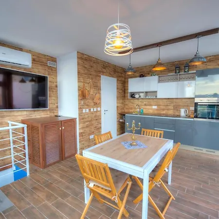 Feriehus Spectacular Spacious House With Sun Terrace Ilju1-1